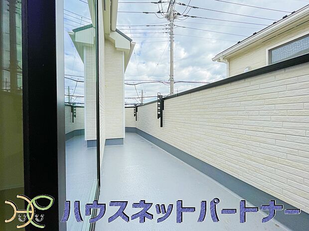 朝の澄んだ空気や、夕方に吹く清々しい風を五感で感じられるバルコニー。住まいの中で唯一屋外にあって、本当の自然を感じられるスペースです。