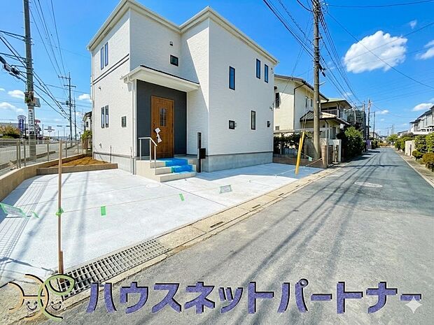 カースペース2台可。敷地内に駐車スペースが2台分確保されています。通勤、お出かけ、ショッピングなど、家族で出かける際の足となる車。状況に応じて使い分けたい、そんな方におすすめです。