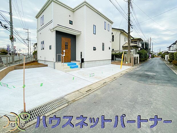 カースペース2台可。敷地内に駐車スペースが2台分確保されています。通勤、お出かけ、ショッピングなど、家族で出かける際の足となる車。状況に応じて使い分けたい、そんな方におすすめです。