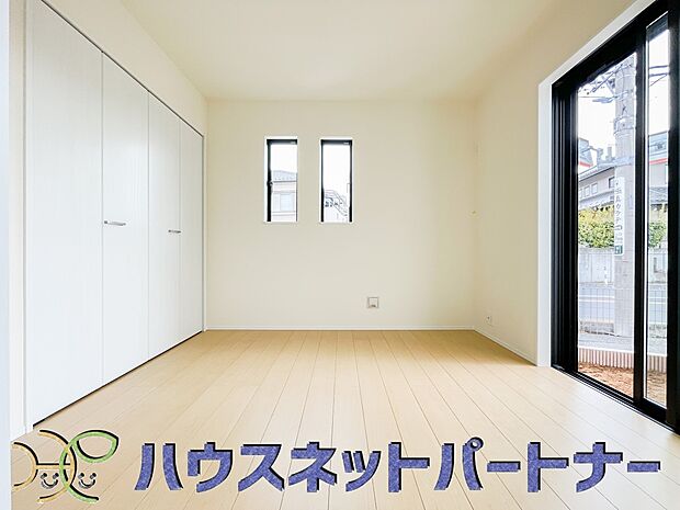 リビングのお隣の洋室は、ホームパーティーの時に開放して楽しい空間作りが出来ます。