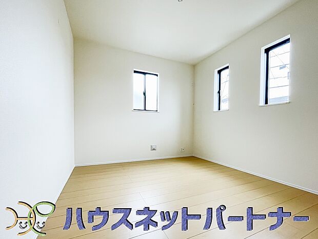 2面窓のある風通しの良いお部屋は心も体も元気にしてくれます。自分だけのお部屋作りを楽しんでみては。