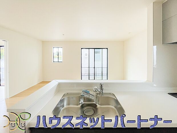 カウンターキッチンなら、リビングで遊ぶ子供の様子を見ながら料理ができるので安心です。料理を運んでもらったり、子供にお手伝いしてもらいやすいのもいいですね♪