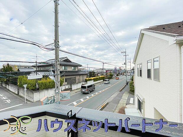 洗濯物を干したり、布団を干したり、ゴミを一時保管したり…