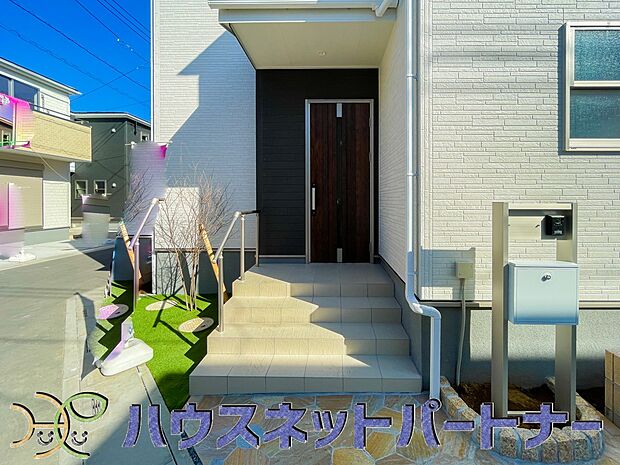 上質感漂う玄関へのアプローチ。居住者の帰り、訪れる方を優しく迎える・安らぎに満ちた生活空間を予感させる。健やかな暮らしを楽しめそう。