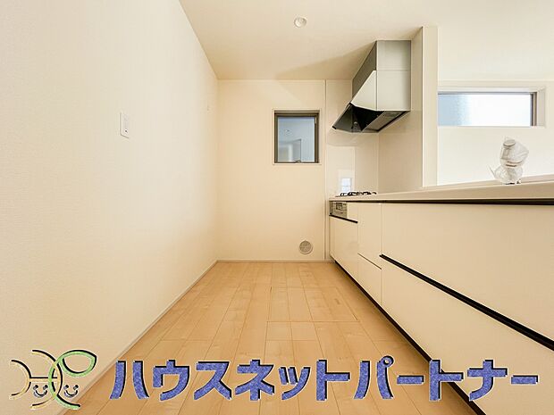 キッチン吊戸棚を無くす事によって、コミュニケーションを重視した設計に致しました。区画によって変わる一体感を、実際にご覧になって頂けましたらと思います。