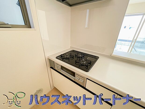 三口コンロで料理の幅を拡げてくれる使いやすいシステムキッチンを採用。洗い場も大きいので野菜や食器を洗ったりする際にも捗り、奥様の強い味方となってくれるはずです。