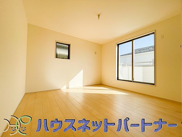 明るい窓のあるお部屋は子供部屋にぴったり。可愛い家具で素敵なお部屋に。