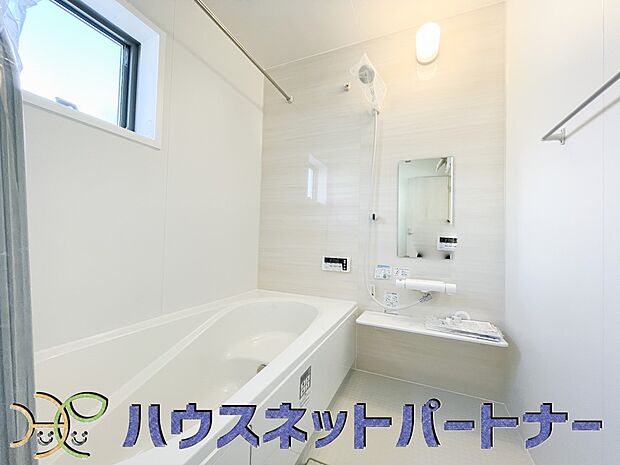 心地よいバスタイムを演出する浴室はゆとりあるサイズを採用。保温機能付き、汚れをはじく有機ガラス系の新素材を採用した浴室。美しく機能的な設備を採用。