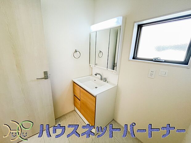 家の中でも特にプライベートスペースとなる洗面所は、洗濯場所と浴室を同じ空間でまとめております。小窓を設置しておりますので、熱気などが籠りやすい空間でちょっとした空気の入れ替えを。