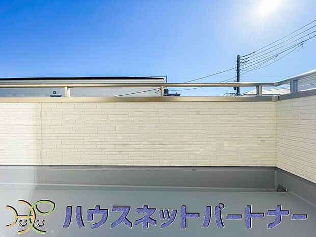 南向きバルコニーから明るい陽射しと爽やかな風がお部屋へと流れ込む、心地よい空間です。2部屋続きなのでお布団も沢山干せますね。