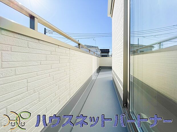 青い空が近くに感じるバルコニーは、爽やかな風をお部屋へ運んでくれます。