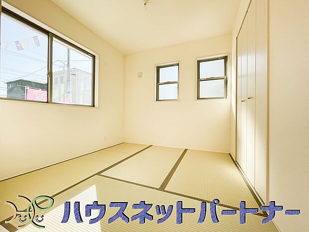 畳には音を吸収する作用があるので、元気いっぱいのお子さんの遊び場所として、最適な空間となるでしょう。また、クッション性があるのでお子さんが転んでケガをするリスクを軽減してくれます。