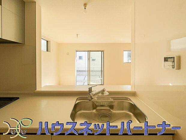 カウンターキッチンなら、リビングで遊ぶ子供の様子を見ながら料理ができるので安心です。料理を運んでもらったり、子供にお手伝いしてもらいやすいのもいいですね♪