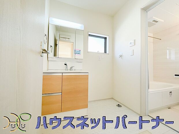 洗面室のある脱衣所は広々。脱いだお洋服をそのままお洗濯。