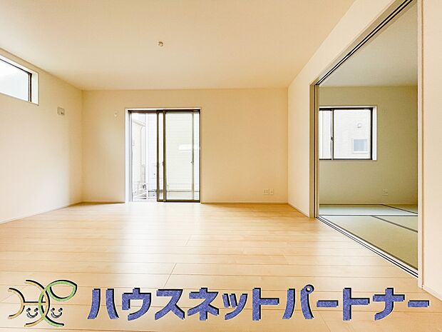 太陽の光が照らす明るいリビングは、開放感があり通風・採光に優れ、心地よい光と風が舞い込んできます。心休まるリビングは何よりも快適な時間を過ごせます。