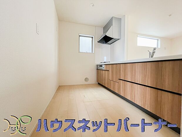 明るい自然光が入る作業スペースを多くとったキッチン採用。夫婦揃ってキッチンに立っても調理がしやすく、家事をしながら会話も弾みます。食器類もすっきりと片付く収納力。