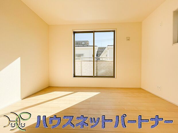 明るい窓のあるお部屋は子供部屋にぴったり。可愛い家具で素敵なお部屋に。