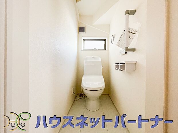 快適な生活を送るための必須アイテムとなった洗浄機能付トイレ。おしり洗浄、ビデ洗浄、暖房便座の3つの機能を標準装備しています。