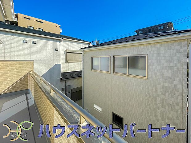 青い空が近くに感じるバルコニーは、爽やかな風をお部屋へ運んでくれます。