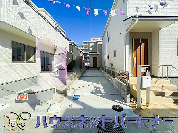 カースペース2台可。敷地内に駐車スペースが2台分確保されています。通勤、お出かけ、ショッピングなど、家族で出かける際の足となる車。状況に応じて使い分けたい、そんな方におすすめです。