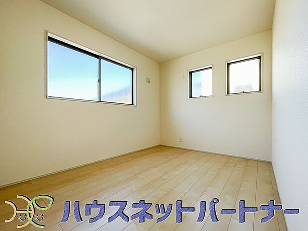 2面窓のある風通しの良いお部屋は心も体も元気にしてくれます。自分だけのお部屋作りを楽しんでみては。