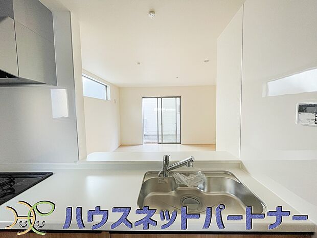 人工大理石のワークトップやシンクは、水を流しただけできれいになったように見えます。白いキッチンは明るく清潔感があり、とっても素敵です。