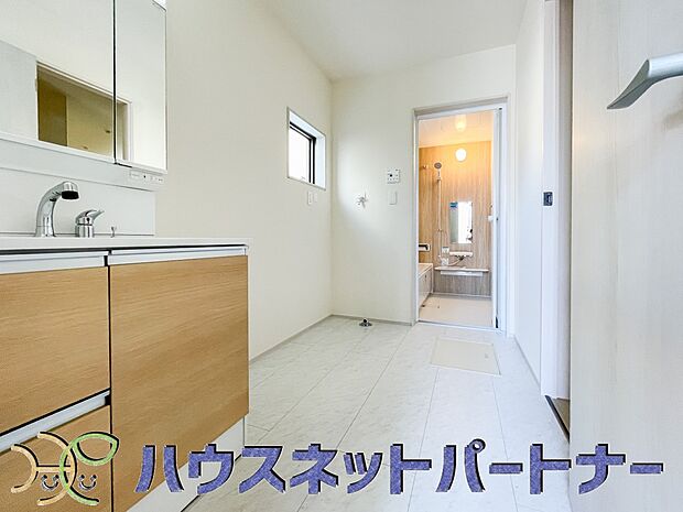広い脱衣所、洗面台も大きなサイズを設置。建売では見ない広さと解放感。