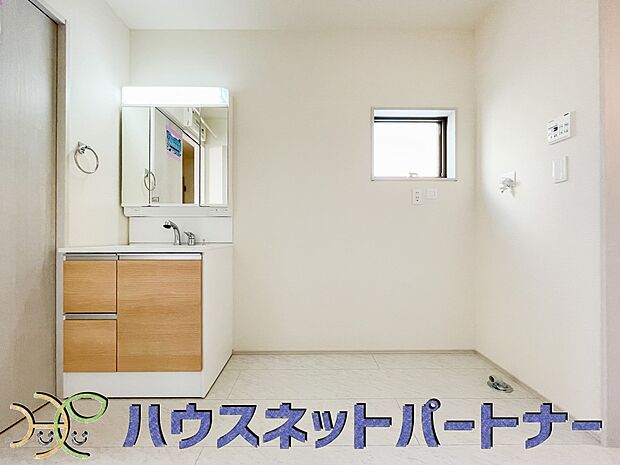 毎日使う洗濯機。しっかりと奥行きのある置き場が確保されています。