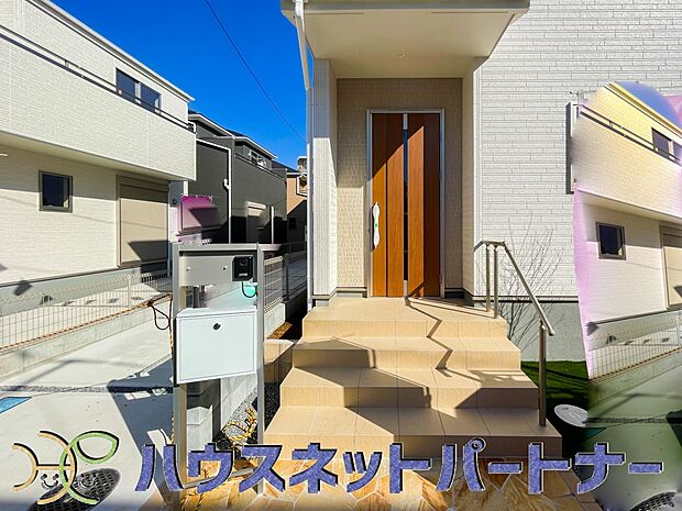 玄関の扉を開けるとそこは家族の待つお家。笑い声が聞こえてきそう。