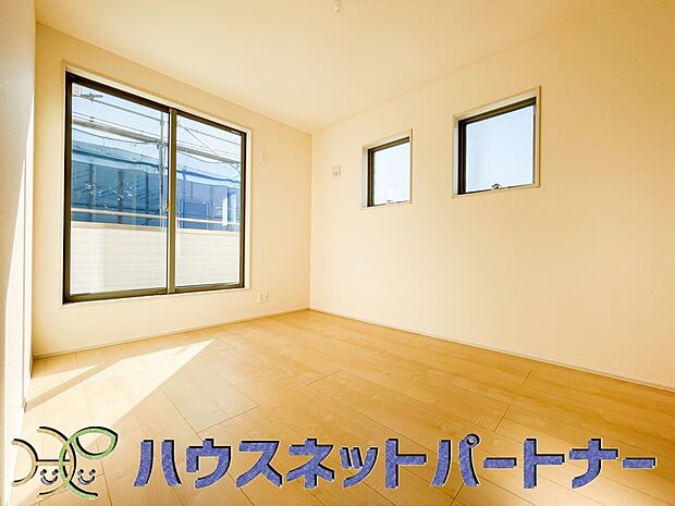 バルコニーに直接出入りできるお部屋です。ちょっと外の空気を吸いたい時や、ベランダでミニガーデニングなども楽しめそうです。