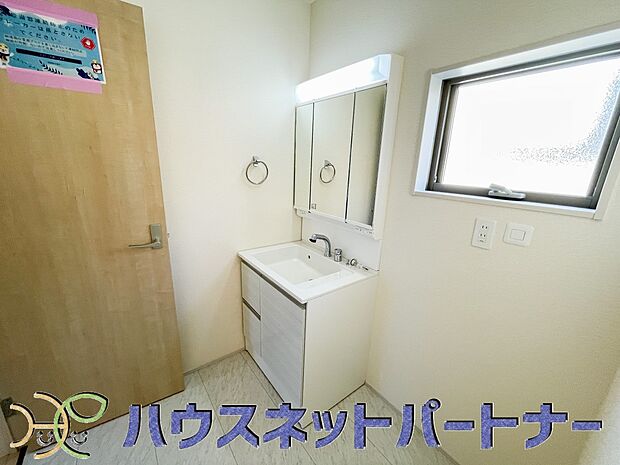 明るい清潔感のある洗面所は、鏡も大きくシンクが広々。朝の支度も楽にこなせます。