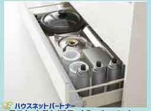 足元のデッドスペースをフル活用し、収納力と使い勝手を追求した「スライドタイプ」