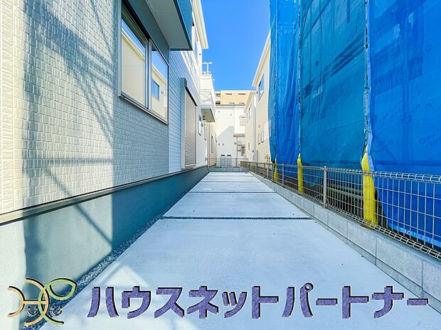 通勤や家族の送迎など、毎日の生活にマイカーが欠かせない方にとって駐車場は大事な条件。敷地内にカースペースがあれば、お出かけやお買い物の際の搬入出もらくらくです。