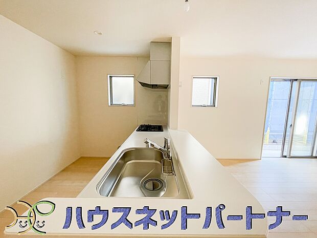 カウンターがあると配膳が楽なことがメリットの一つ。後片付けをするときも、ダイニングテーブルからあまり動かずに流し台へ運ぶことができるので便利です♪