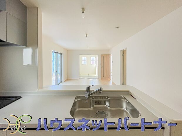 人工大理石のワークトップやシンクは、水を流しただけできれいになったように見えます。白いキッチンは明るく清潔感があり、とっても素敵です。