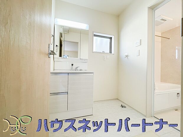 毎日使う洗濯機。しっかりと奥行きのある置き場が確保されています。