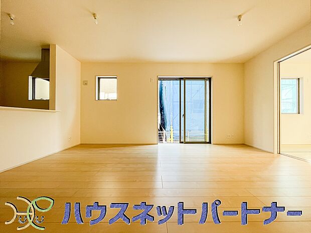 通風・採光に優れ、心地よい光と風が溢れています。 贅沢で豊かな居住性と、プライドを満たすクオリティが見事に調和した住空間。新築ならではの快適なひとときをご体感頂ける筈です。