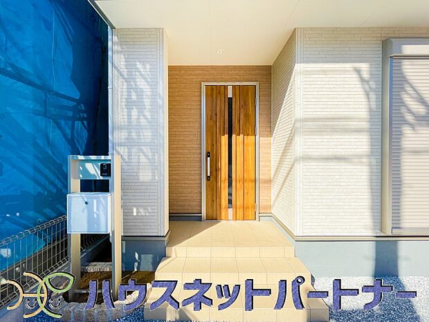 玄関の扉を開けると家族の待つお家。幸せを感じる瞬間です。