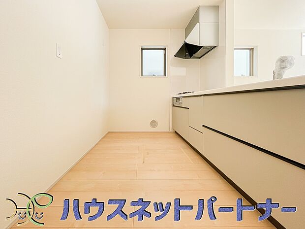 明るい自然光が入る作業スペースを多くとったキッチン採用。夫婦揃ってキッチンに立っても調理がしやすく、家事をしながら会話も弾みます。食器類もすっきりと片付く収納力。