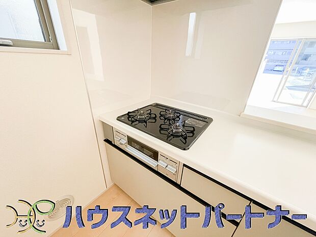 三口コンロで料理の幅を拡げてくれる使いやすいシステムキッチンを採用。洗い場も大きいので野菜や食器を洗ったりする際にも捗り、奥様の強い味方となってくれるはずです。