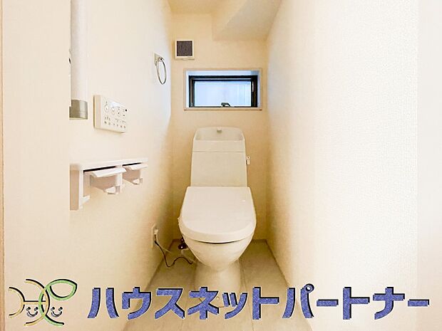 シャワー付きトイレは2ヶ所。安全性を考慮して手すりを付けています。