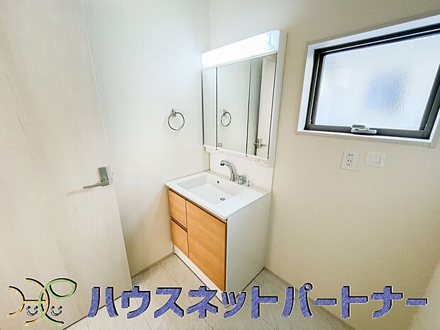 明るい清潔感のある洗面所は、鏡も大きくシンクが広々。朝の支度も楽にこなせます。