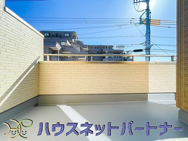 南向きバルコニーから明るい陽射しと爽やかな風がお部屋へと流れ込む、心地よい空間です。2部屋続きなのでお布団も沢山干せますね。