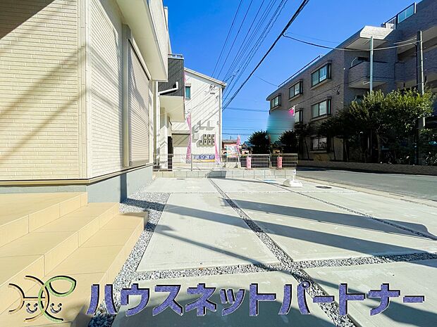 ゆったりとした駐車スペースを確保いたしましたので、大きめのお車でも駐車可能です。自転車やバイクなど、ゆとりのある敷地で置き場所に困ることはないでしょう。