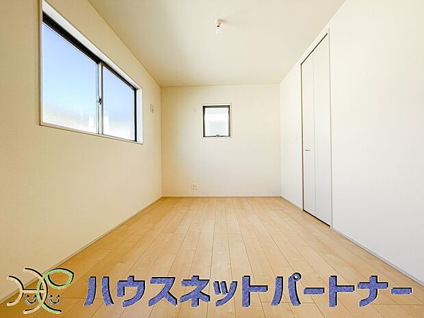 2面窓のある風通しの良いお部屋は心も体も元気にしてくれます。自分だけのお部屋作りを楽しんでみては。