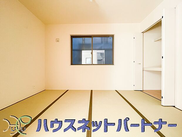 リビングの続き間としても利用できる5帖の和室。畳の香りに包まれながら普段は子供の遊び場やご両親様のお部屋として、急な来客の場合は襖を締め切り客間としても利用可能。