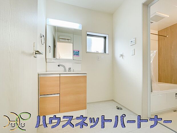 洗面室のある脱衣所は広々。脱いだお洋服をそのままお洗濯。