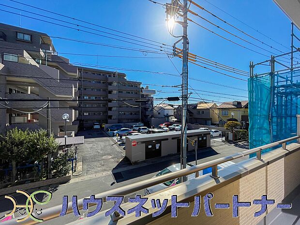 2階にあるバルコニーは太陽の光が燦々と降り注ぎ、毎日のお洗濯も快適に。太陽は心を元気にしてくれますよね。