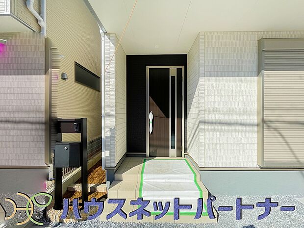 上質感漂う玄関へのアプローチ。居住者の帰り、訪れる方を優しく迎える・安らぎに満ちた生活空間を予感させる。健やかな暮らしを楽しめそう。