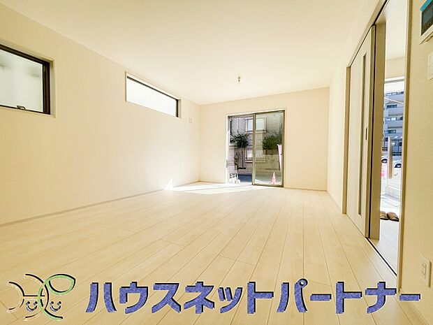 通風・採光に優れ、心地よい光と風が溢れています。 贅沢で豊かな居住性と、プライドを満たすクオリティが見事に調和した住空間。新築ならではの快適なひとときをご体感頂ける筈です。